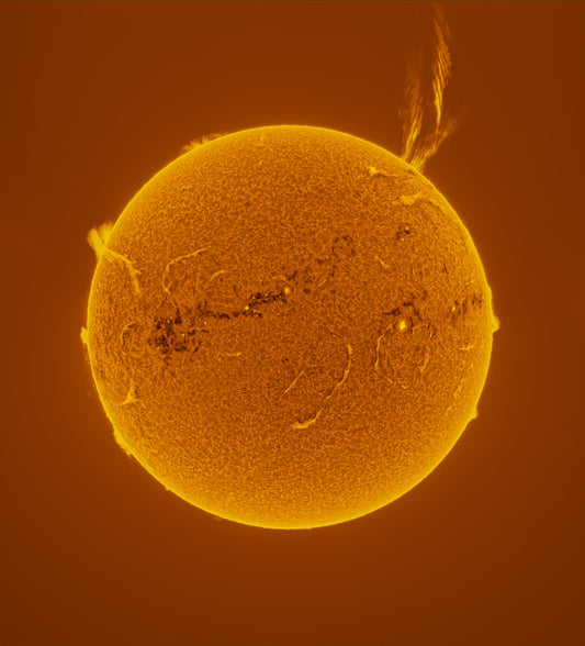 Explosion of solar prominences exceeding 500,000 kilometers.